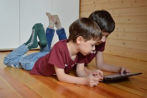 Imagen 1. Niños usando una tablet