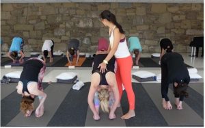 Figura 2: práctica de yoga con docentes