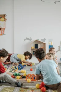 IMAGEN 1. “Niños y niñas jugando en el aula”.