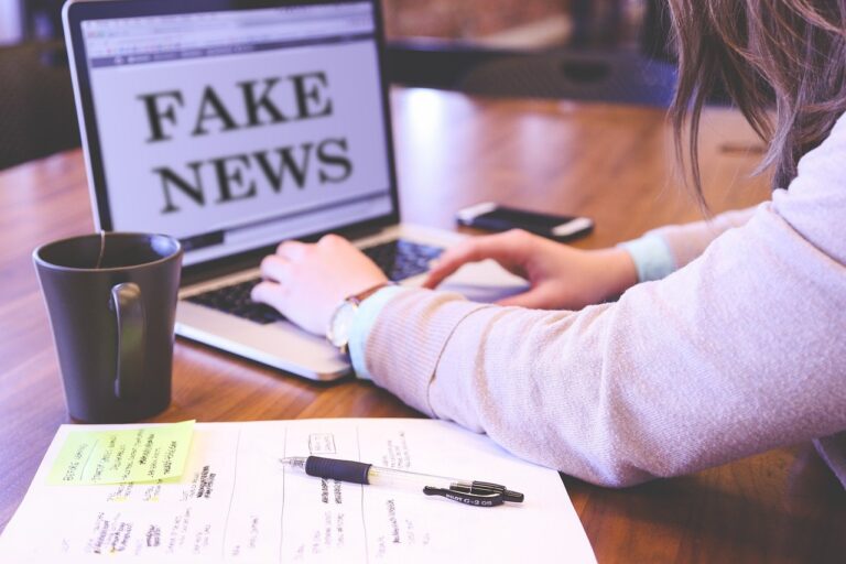 Cómo fomentar el pensamiento crítico en secundaria con ayuda de las fake news